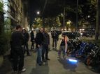 L'ambulante piazza oggetti luminosi a giovani buellisti guasconi
