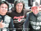 Buellone in posa con due fans