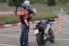 Miss si prepara alla sua prima lezione in moto. Povero insegnante....