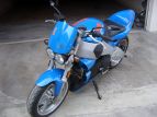 Protezione airbox in pelle, radiatore olio blu, paratelai Buell, specchietti racing De Pretto.