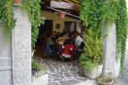 ....e gambe sotto al tavolo. Gnam!