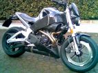 Presa d'aria dx, paratelai Ilmberger, scarico stock modificato, pastiglie sinterizzate Brembo.