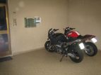 Ci apre? Siamo 2 Buell chiuse fuori...piove, fa freddo.