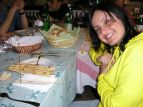 Buellina sorride contenta dopo avere contato gli arrosticini mangiati