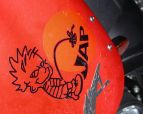 Lo splendido adesivo "Calvin against the jap" , ma in realta' Sid  incontinente...