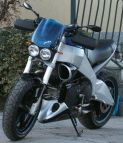 Parti di plastica verniciate in nero lucido e argento