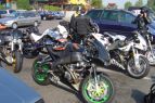Le moto si rilassano prima di riprendere la strada.