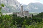 Un bellissimo castello tra i monti e il verde del Trentino.