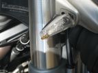 Un'ape controlla la freccia