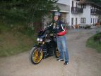 Per risparmiare Gianluca spinge la moto