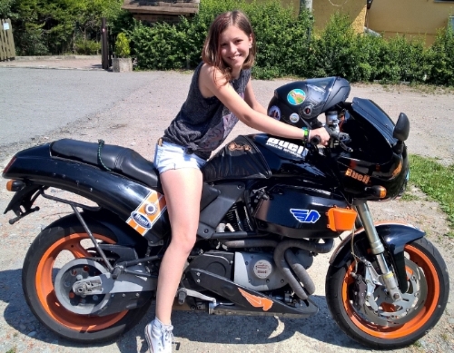 sofia_su_cancello[1].jpg