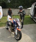 Chi guarda le moto, chi guarda verso il mare...tutto  perfetto