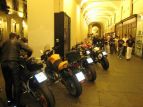 Lungo il corso...il popolo della notte le guarda incuriosito