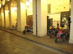 Le moto sono parcheggiate bene