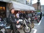 Kunne e il resto dei nottambuli davanti al ristorante dal tipico nome piemontese