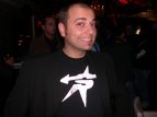 Il Pagu con la tshirt autografata e un sorriso pralinato