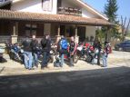 Moto parcheggiate, stomaci voraci, sole a volonta'.