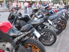 La famosa foto con le moto girate