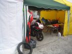 Fine della qualifica. Le gomme sporche di fango dopo essere andato nella via di fuga.