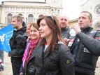 Loschi figuri accanto a belle ragazze.....sti buellisti pero'!