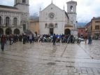 La piazzetta di Norcia, le Buell in posa e la gente che si avvicina curiosa.