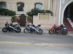 Clienti davanti all'hotel