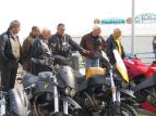 Robydj incontra dei giovani coetanei e parla di moto e faiga insieme a loro