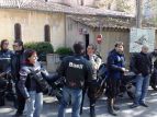 Gente che aspetta l'autobus