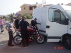 Dei pazzi cercano di caricare la Buell dal lato passeggero