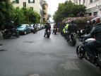 Una piccola coda di Buell procede lentamente