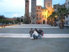 Tiziana, Chavez, Claudia e il Sindaco con alle spalle la splendida torre di Savona