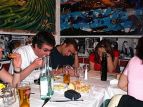 C' chi mangia, chi  indeciso e chi  disperato