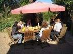 Colazione con marmellate, baguette, formaggi, yogurt  e spremute